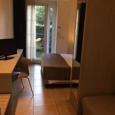 阿卡德米雅酒店 里米尼