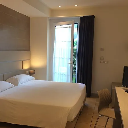 阿卡德米雅酒店 3* 里米尼